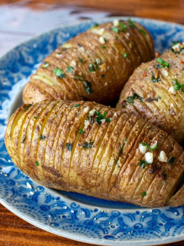 These Air Fryer Hasselback Potatoes are going to become your go-to side dish! This easy potato recipe is ready in only 15 minutes and is packed with fresh herb flavor!