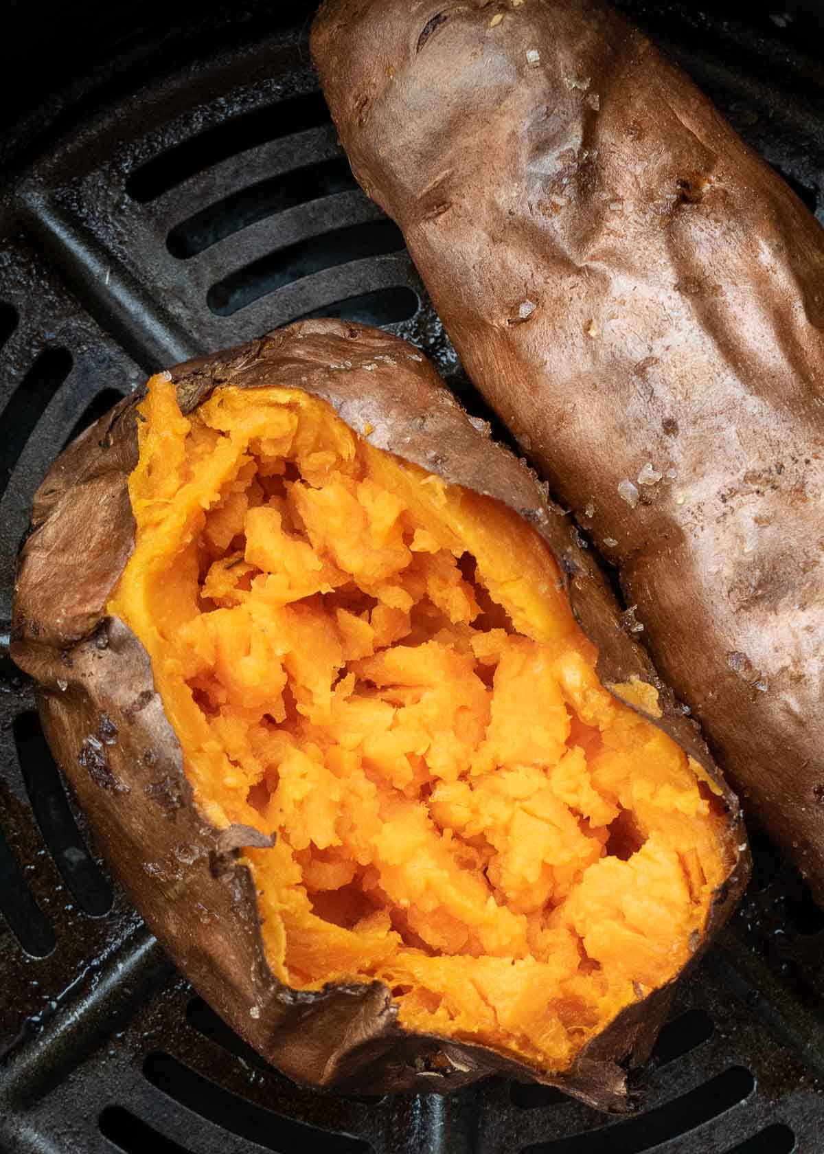 es
 
These easy Air Fryer Sweet Potatoes are perfectly soft and fluffy on the inside and crispy on the outside! You only need three ingredients to make the perfect Baked Sweet Potatoes!
